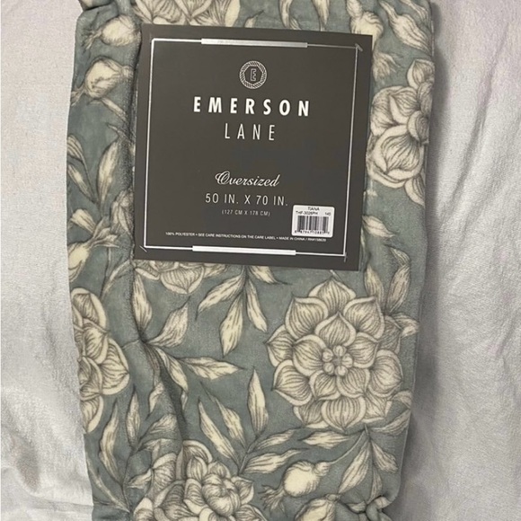 Emerson Lane TIANA Oversized 50” by 70” Throw. - Picture 1 of 6